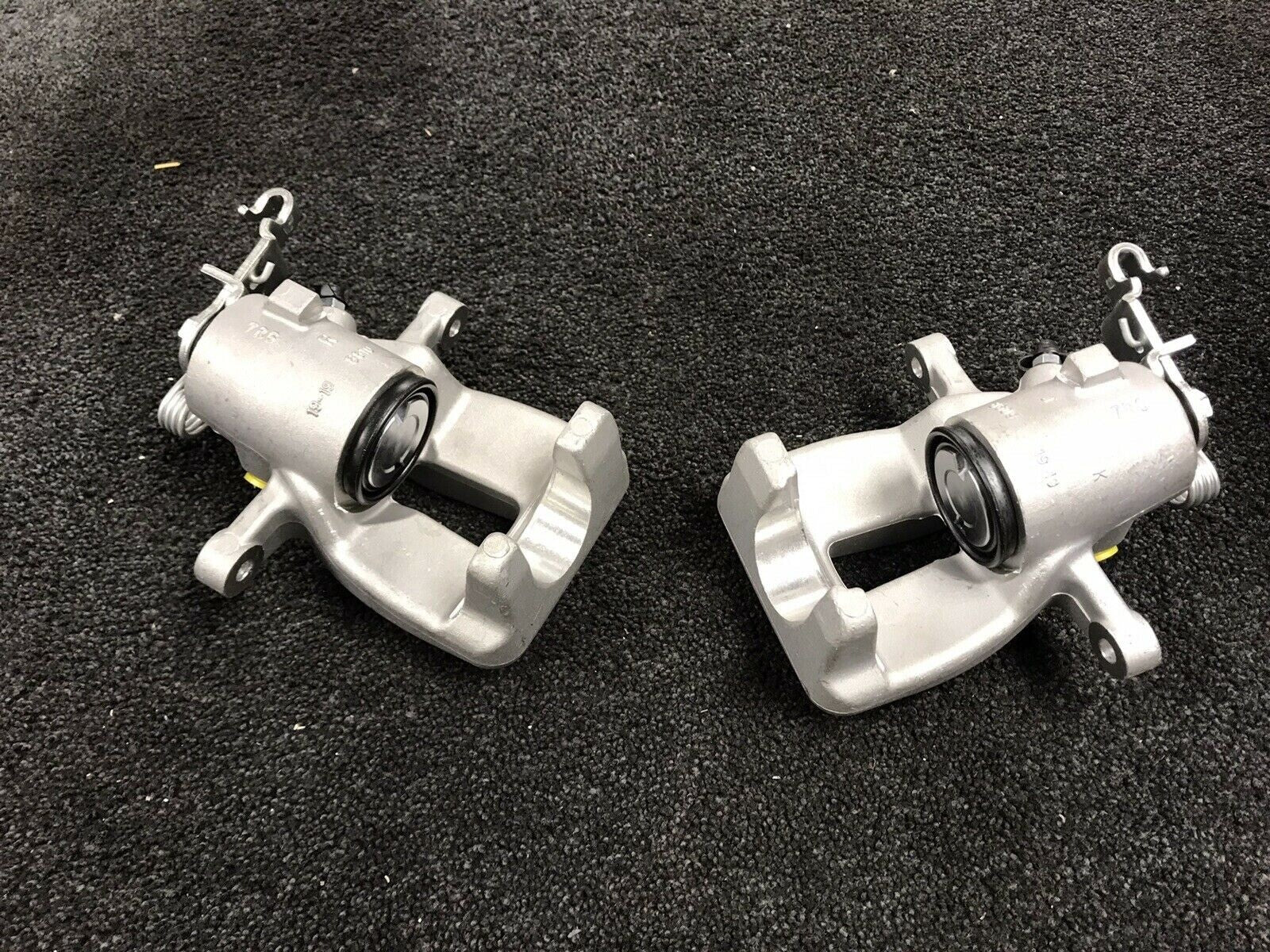 2 REAR BRAKE CALIPERS LH + RH VW GOLF R MK6 MANUAL HANDBRAKE 310MM DISC