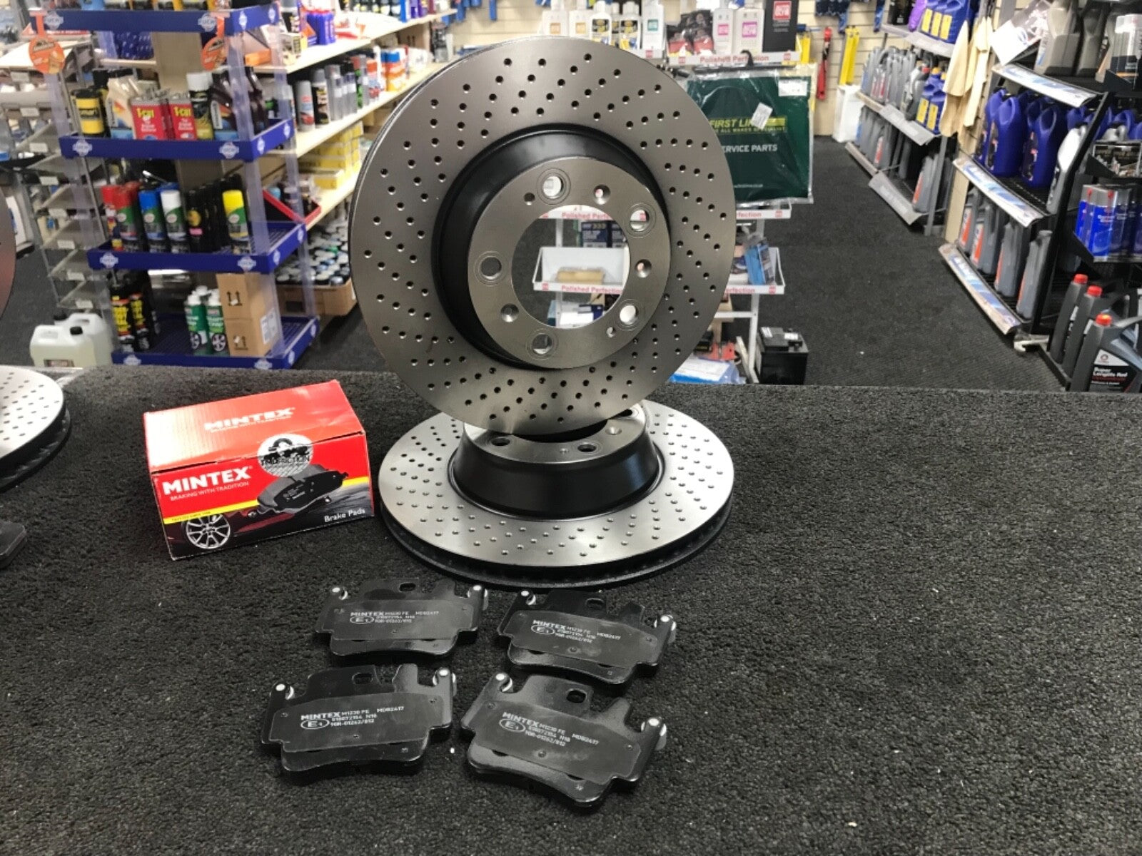 PORSCHE C4S  BRAKE DISCS PERFORMANCE CROSS DRILLED BRAKE PADS 330MM FRONT REAR 