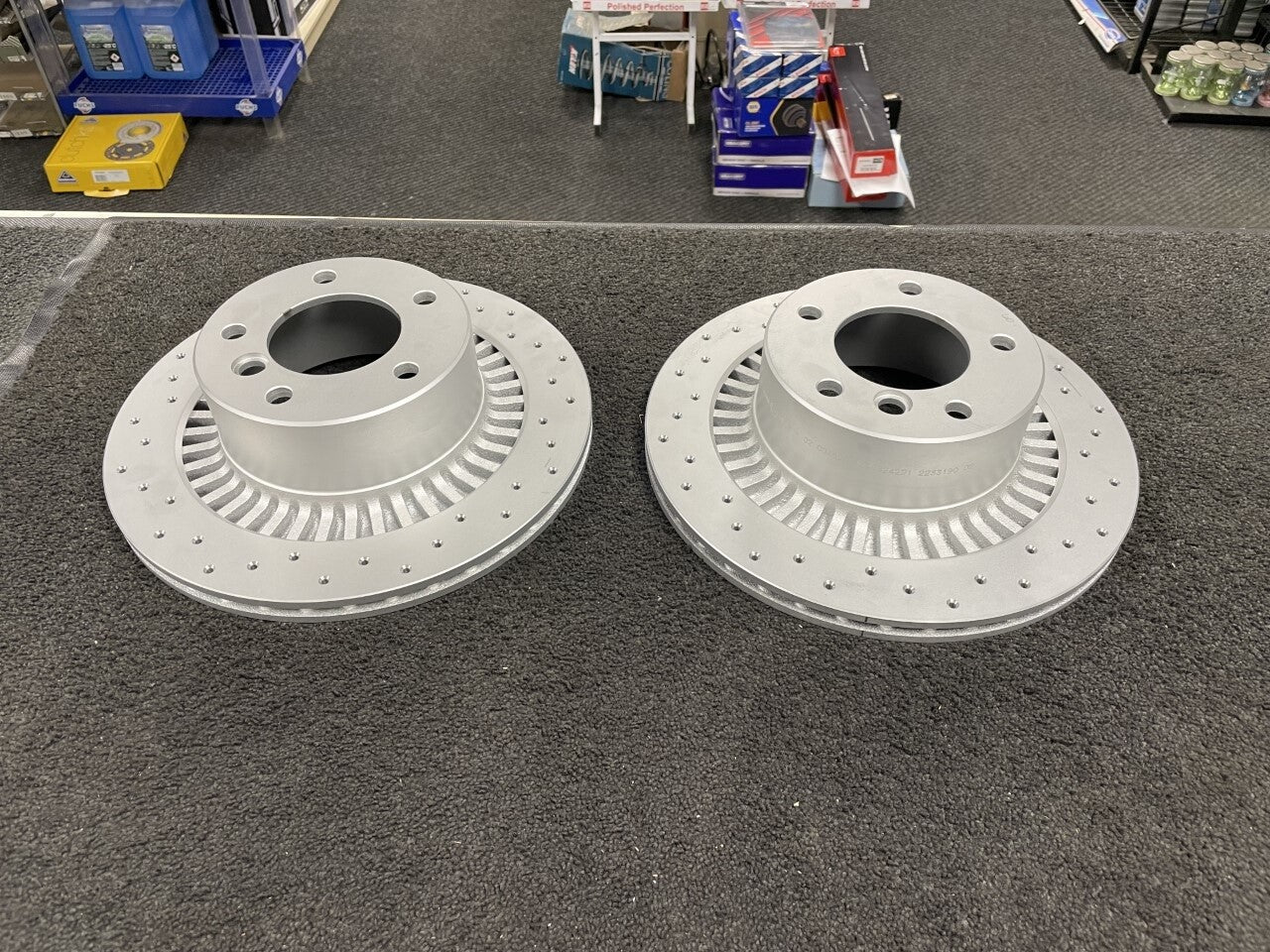 FOR MERCEDES G55 G63 AMG REAR DRILLED BRAKE DISCS VENTED PAIR 330mm COATED
