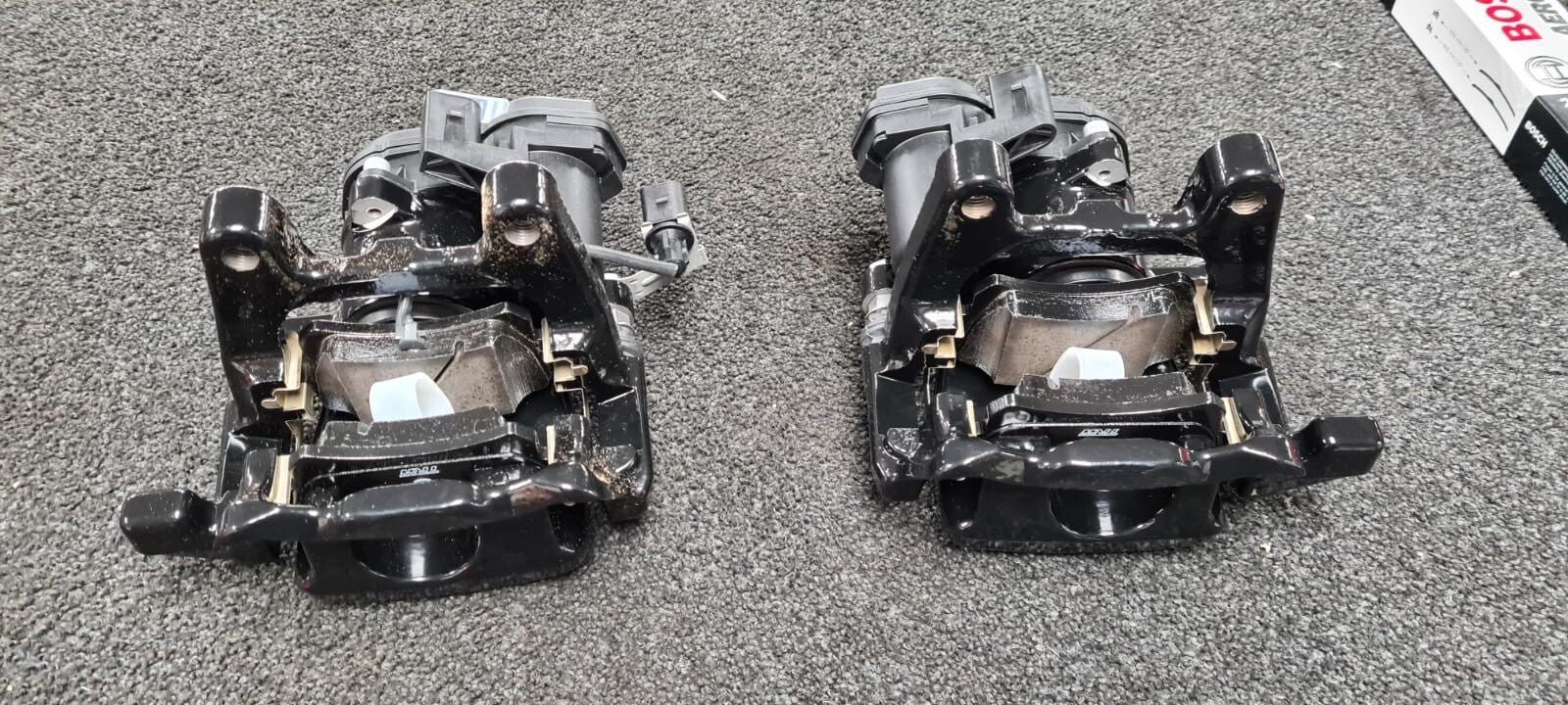 AUDI RSQ3 8U PERFORMAMCE 2 REAR ELECTRIC BRAKE CALIPER BRACKET PADS COMPLETE