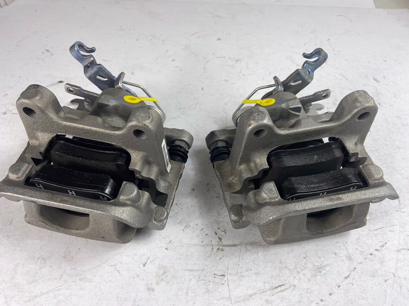 2 GENUINE VW REAR BRAKE CALIPERS FOR CADDY MK4 2.0TDI 2015ON CUUD/DFSD CODE