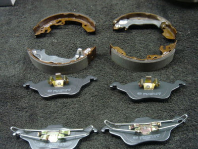 FOCUS ESTATE 98-04 FRONT  BRAKE PADS REAR BRAKE SHOES 
