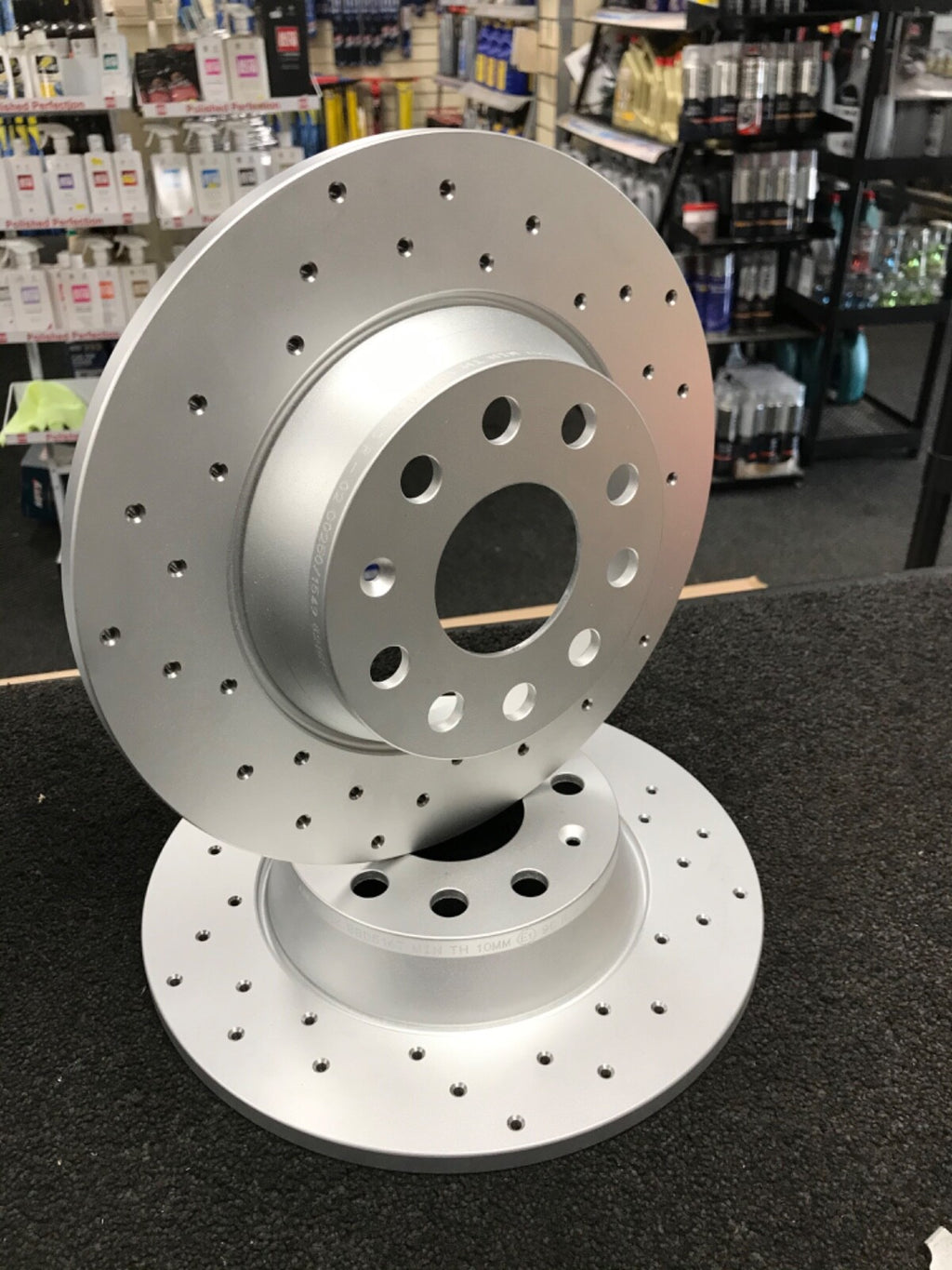 AUDI A3 2.0TDI SPORTBACK QUATTRO CROSS DRILLED BRAKE DISCS MINTEX BRAKE PADS