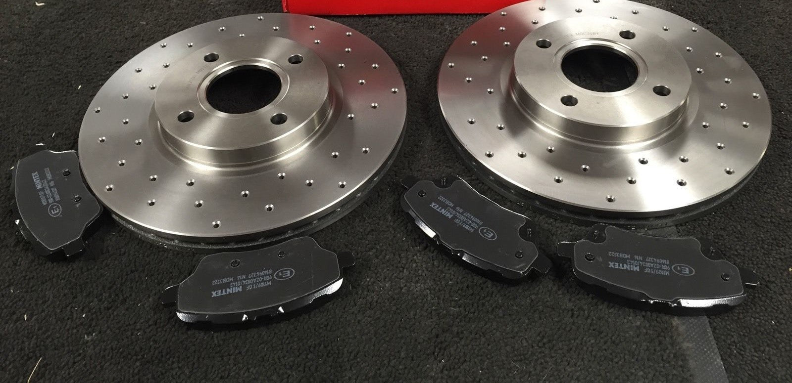FORD FIESTA 1.6 ST180 BRAKE DISC CROSS DRILLED MINTEX BRAKE PADS FRONT 