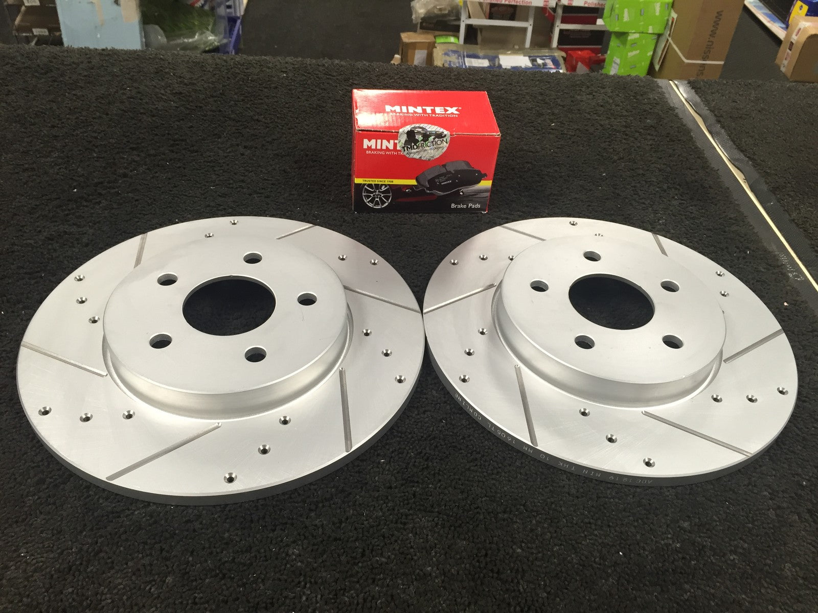 FORD MONDEO MK3 2001-07 CROSS DRILLED GROOVED BRAKE DISC MINTEX PADS REAR