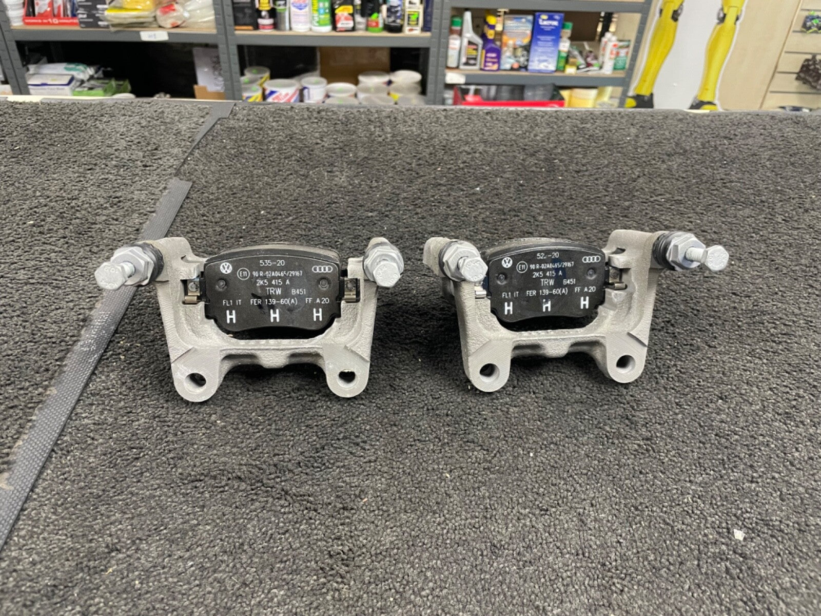 2 GENUINE VW REAR BRAKE CALIPER CARRIER + PADS CADDY MK4 4 MOTION ALL TRACK