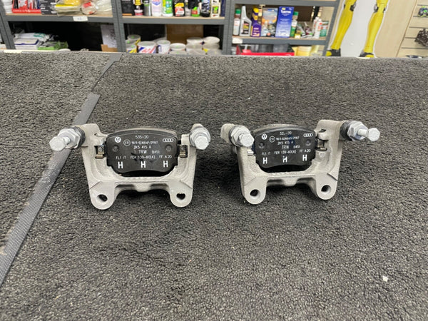 2 GENUINE VW REAR BRAKE CALIPER CARRIER + PADS CADDY MK4 4 MOTION ALL TRACK