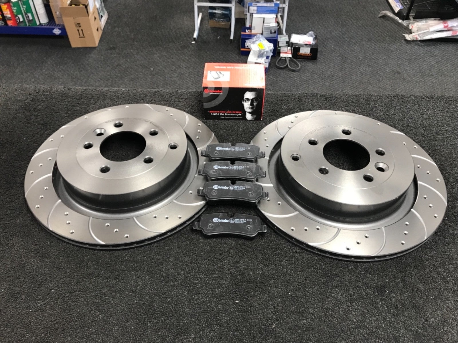 LANDROVER DISCOVERY 3 4 BRAKE DISCS CROSS DRILLED GROOVED BREMBO PADS REAR