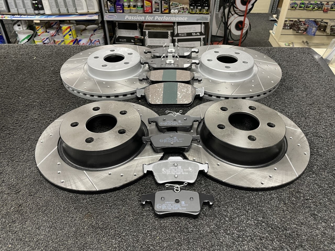 FORD TRANSIT CONNECT 1.5TDCi 2018on BRAKE DISC DRILLED GROOVED FRONT REAR PAD