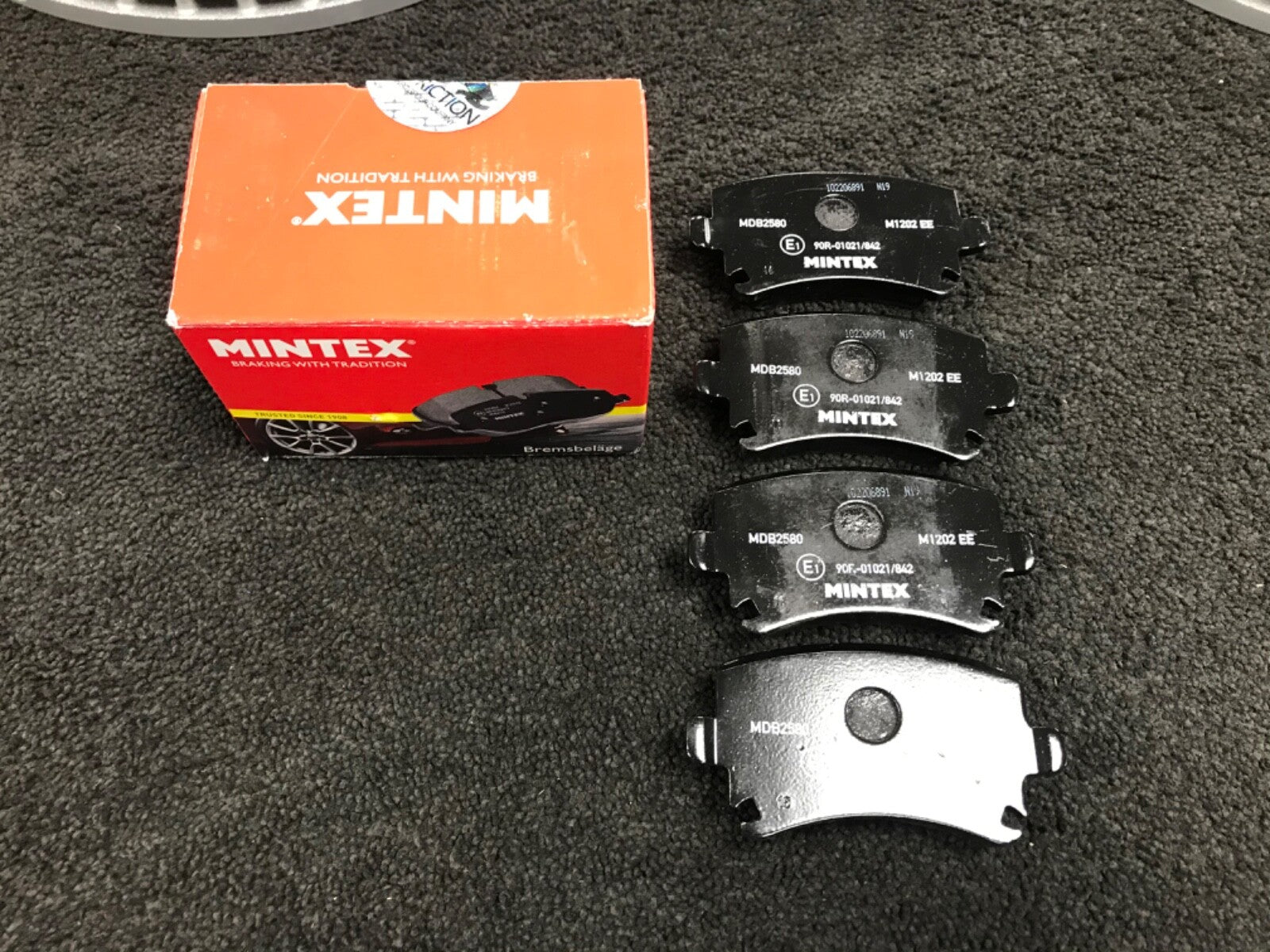 VW GOLF MK5 GTI SPORT BRAKE DISC DRILLED GROOVED MINTEX PAD FRONT REAR 345MM+282