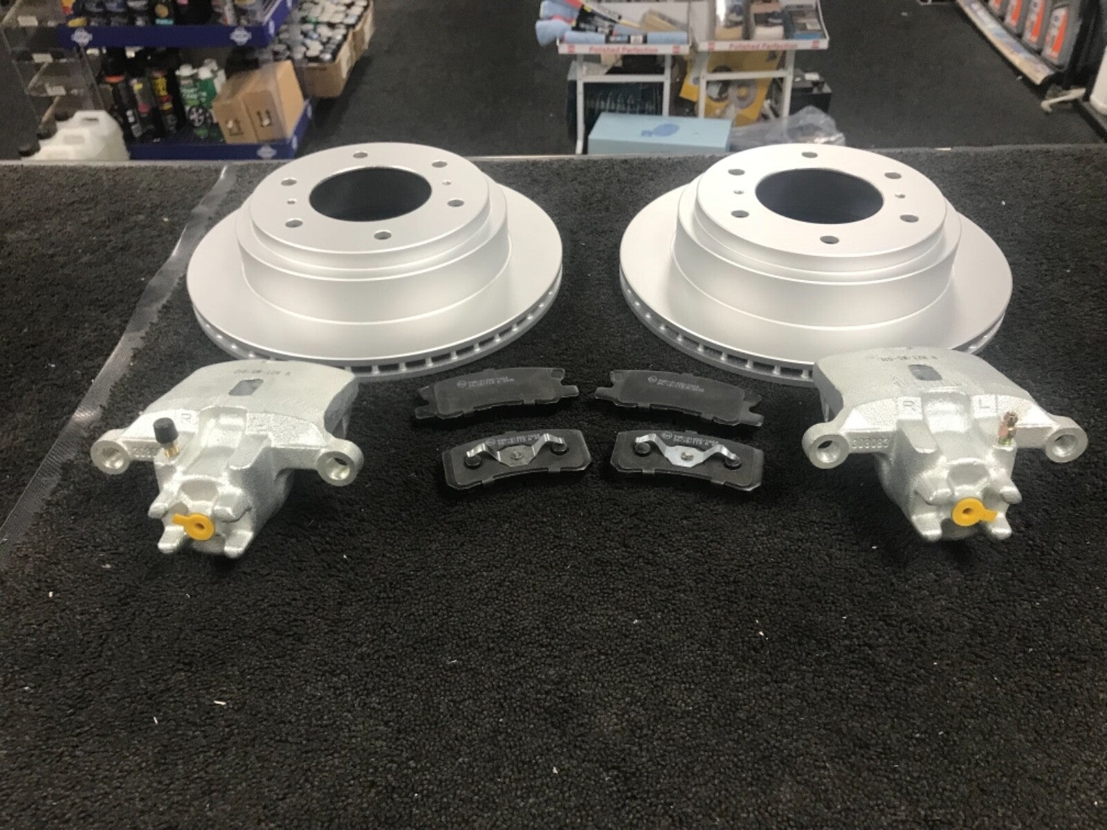 FOR MITSUBISHI SHOGUN 3.2DiD 3.5 REAR BRAKE DISCS REAR PADS 2 CALIPER LH RH