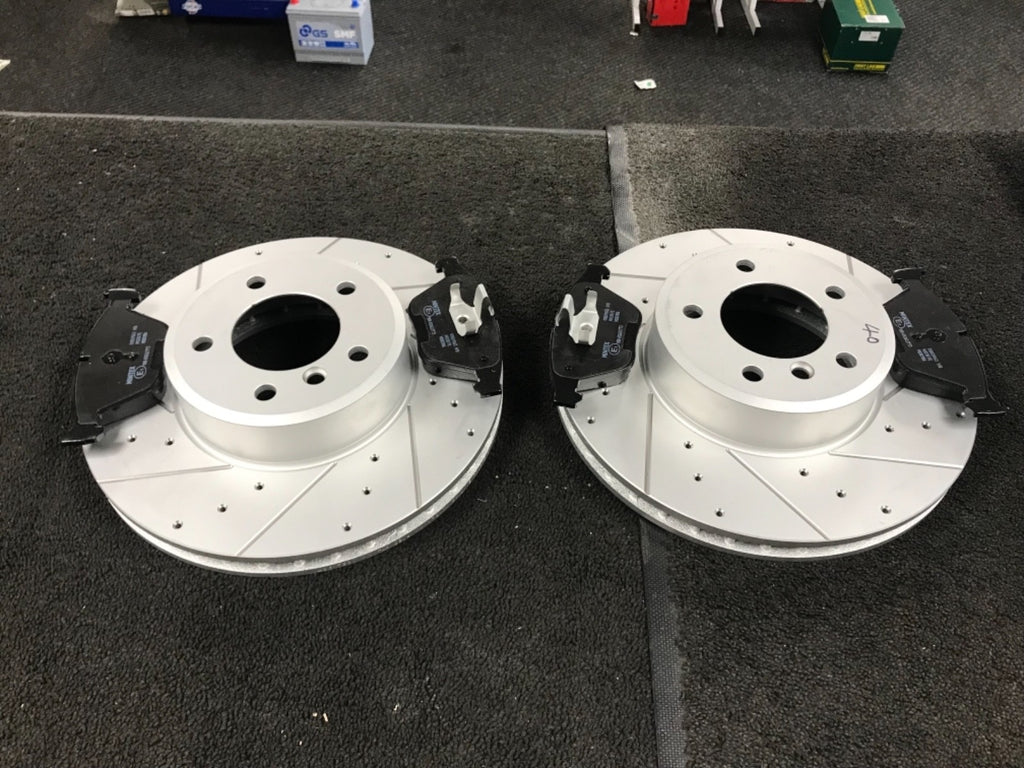 BMW 520 523 525 530D E60 E61 DRILLED GROOVED BRAKE DISCS AND BRAKE PADS FRONT 