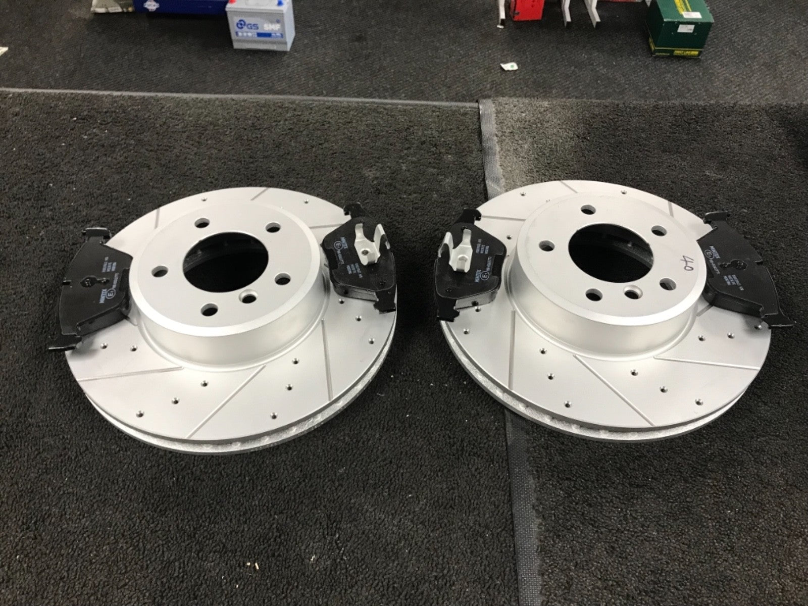 BMW 520 523 525 530D E60 E61 DRILLED GROOVED BRAKE DISCS AND BRAKE PADS FRONT 