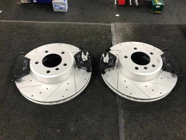 BMW 520 523 525 530D E60 E61 DRILLED GROOVED BRAKE DISCS AND BRAKE PADS FRONT 