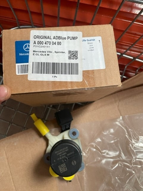 GENUINE MERCEDES C200 220 CDi W205 2013- 18 UREA AD BLUE PUMP A0004700400 NEW