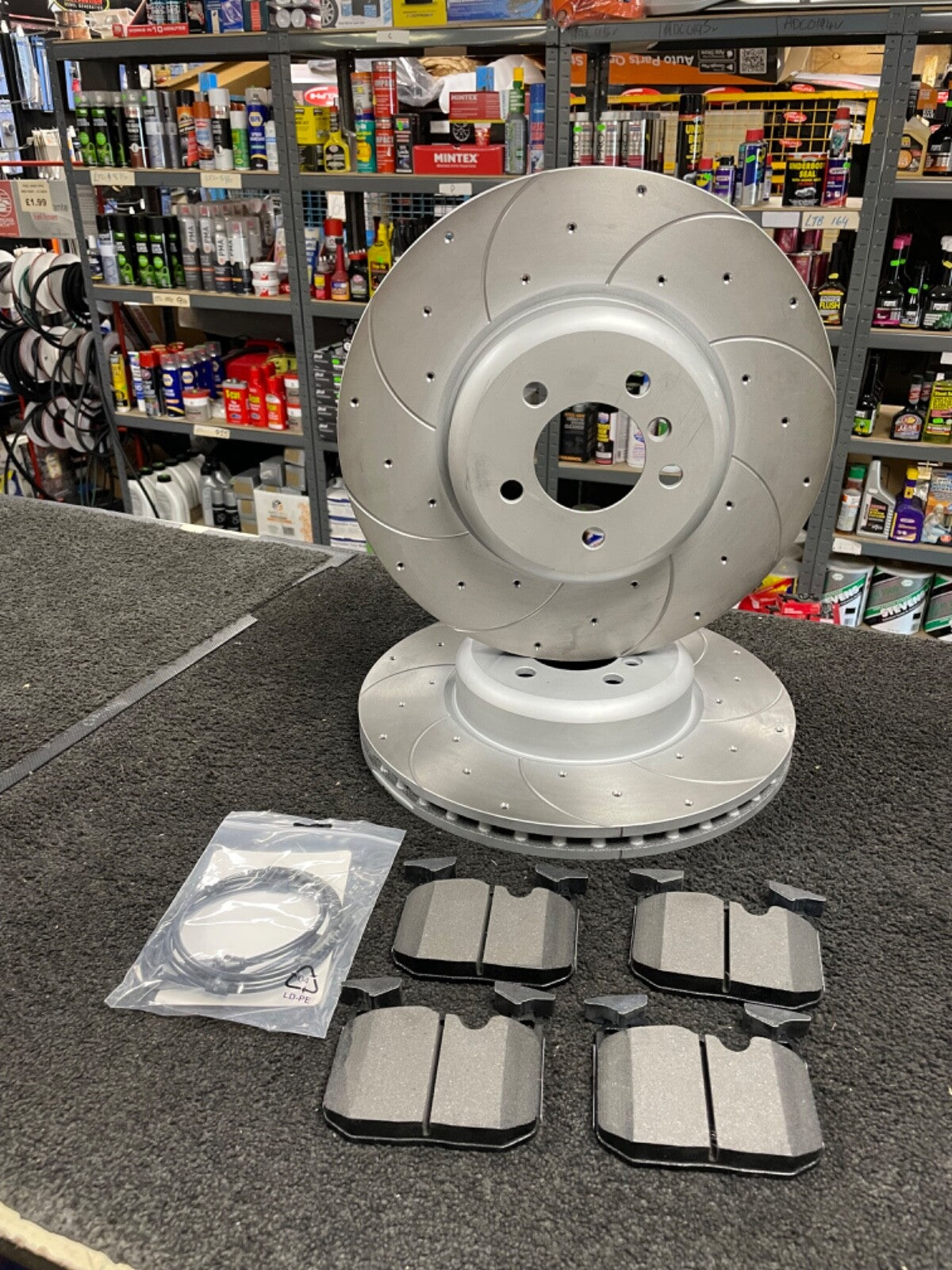 2 SERIES 220D M SPORT MK1  BRAKE DISCS DRILLED GROOVED BREMBO PADS FRONT REAR