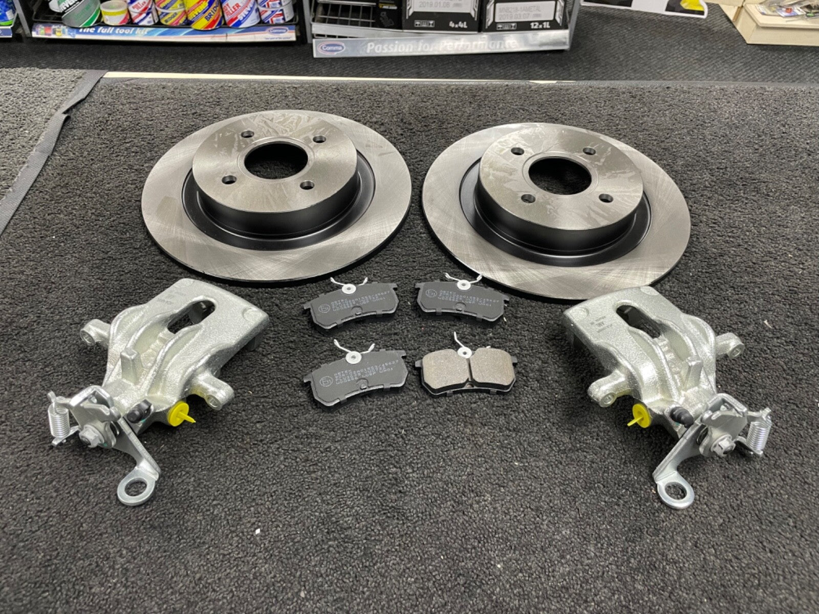 FORD FOCUS RS MK1 REAR BRAKE DISCS PADS 2 REAR BRAKE CALIPER
