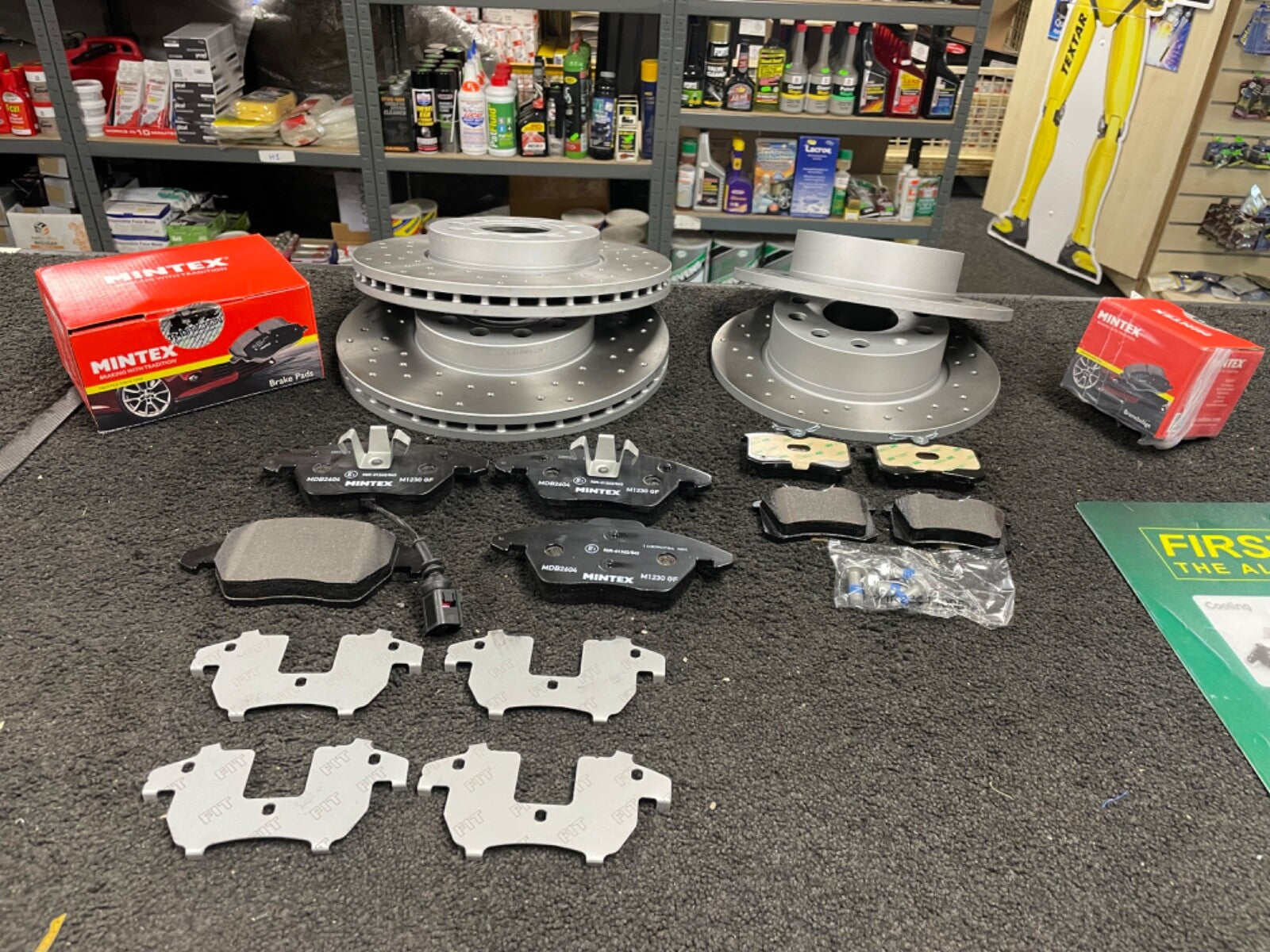 AUDI A3 1.9TDI SPORT CROSS DRILLED BRAKE DISC MINTEX BRAKE PAD FRONT REAR