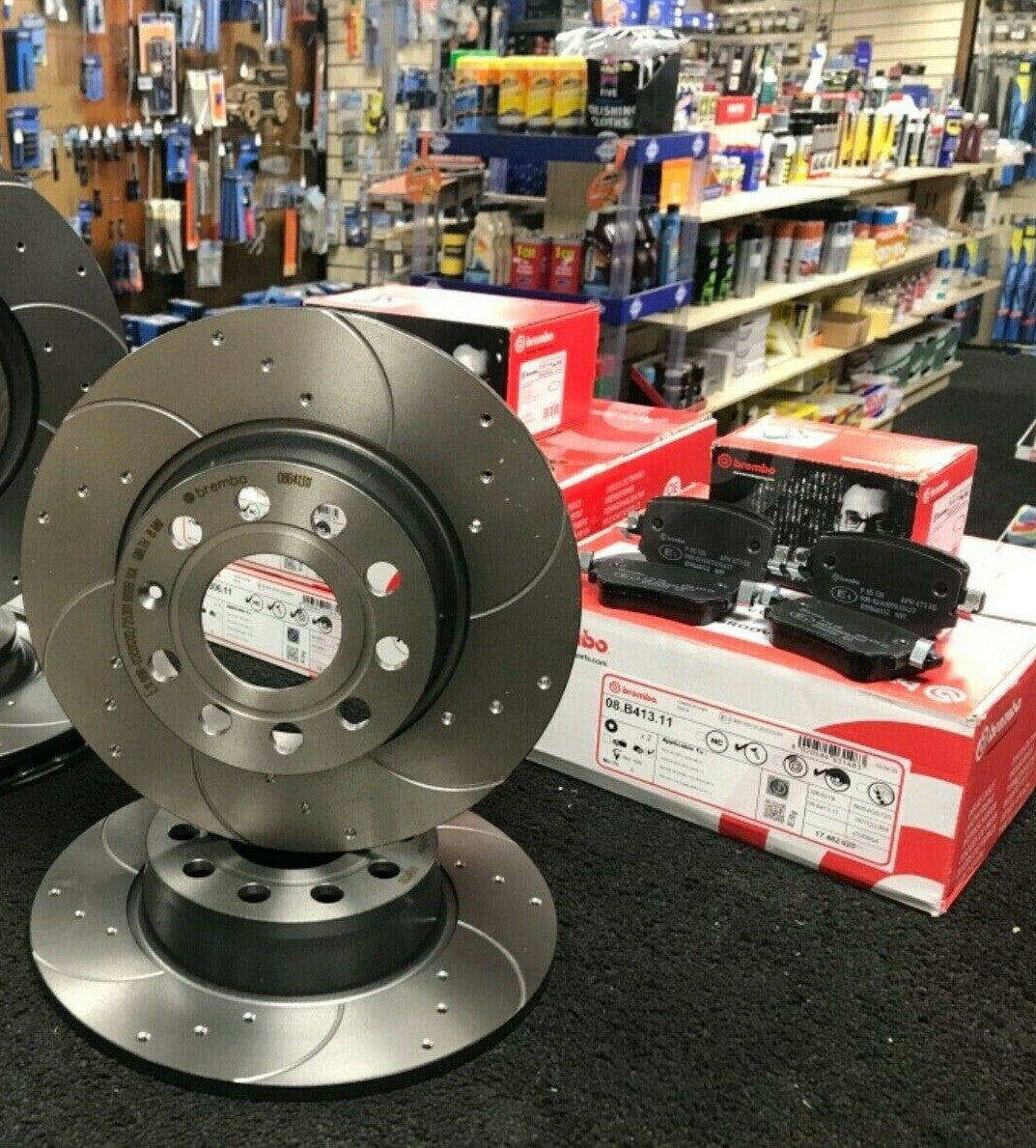 VW GOLF MK5 2.0GTI DSG 200BHP BRAKE DISC CROSS DRILLED BREMBO REAR PADS 