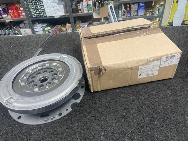 GENUINE DUAL MASS FLYWHEEL MACAN (95B) A4 B8 A5 8T Q5 A6 C7 2.0TDI QUATTRO 7SPD