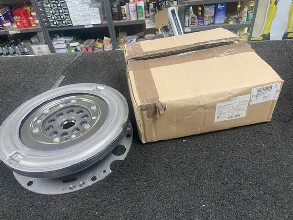 GENUINE DUAL MASS FLYWHEEL MACAN (95B) A4 B8 A5 8T Q5 A6 C7 2.0TDI QUATTRO 7SPD
