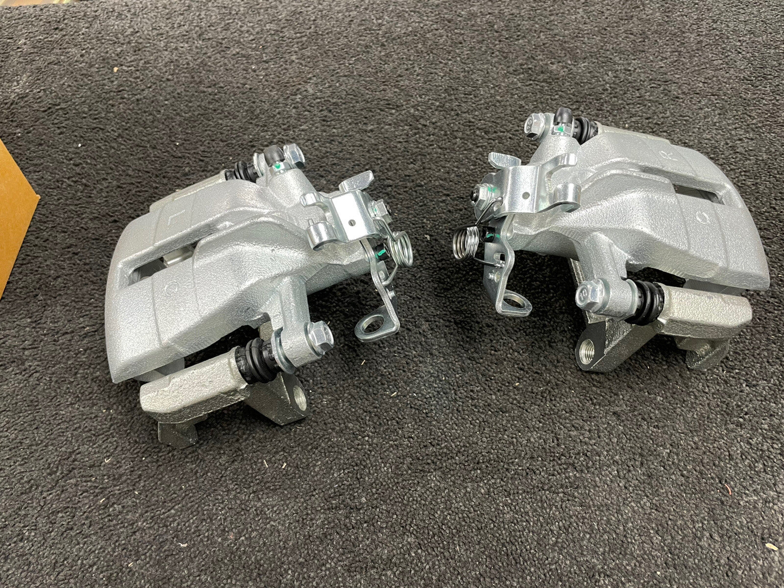 VW TRANSPORTER T5 T6 2 REAR BRAKE CALIPER COMPLETE BRACKET CARRIERS PIN