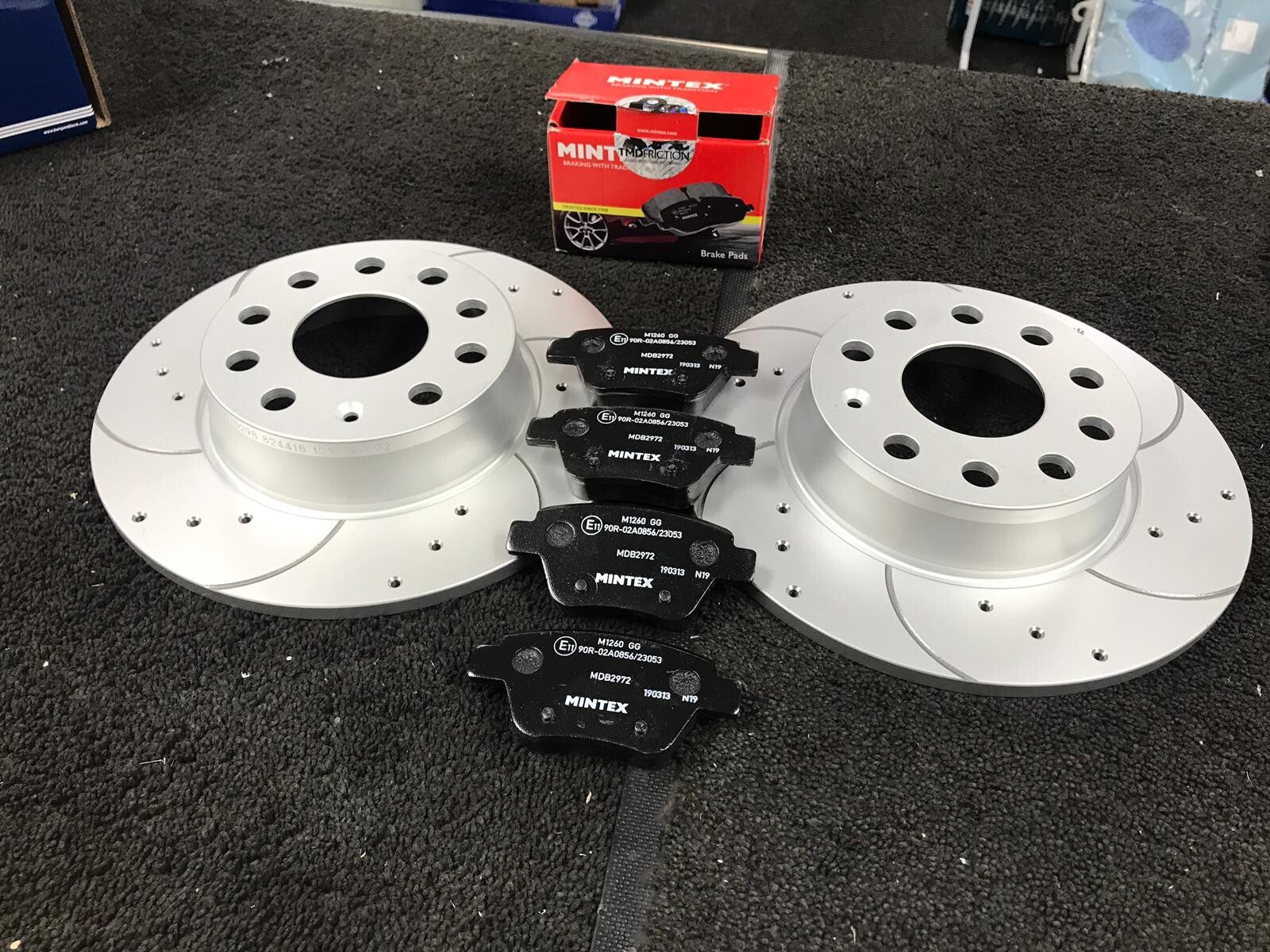 VW GOLF MK6 2.0GTi DSG BRAKE DISC CROSS DRILLED GROOVED BRAKE PAD FRONT REAR