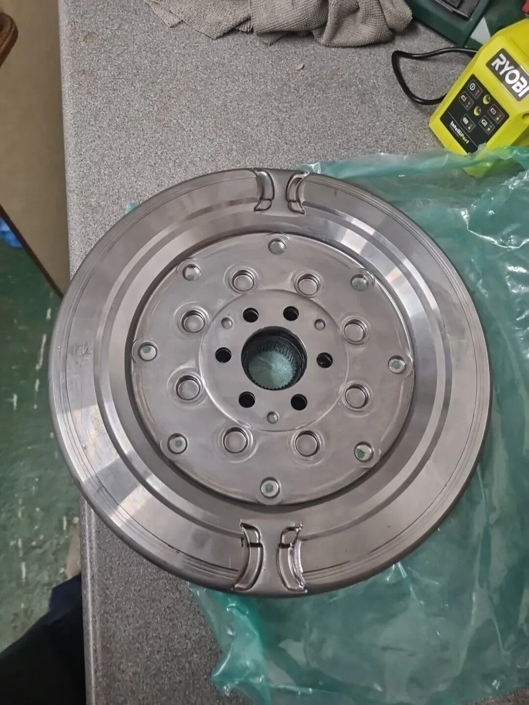 DUAL MASS FLYWHEEL A3 Q3 GOLF MK7 MK8 PASSAT TIGUAN LEON 04E105266AD 6SPEED DSG