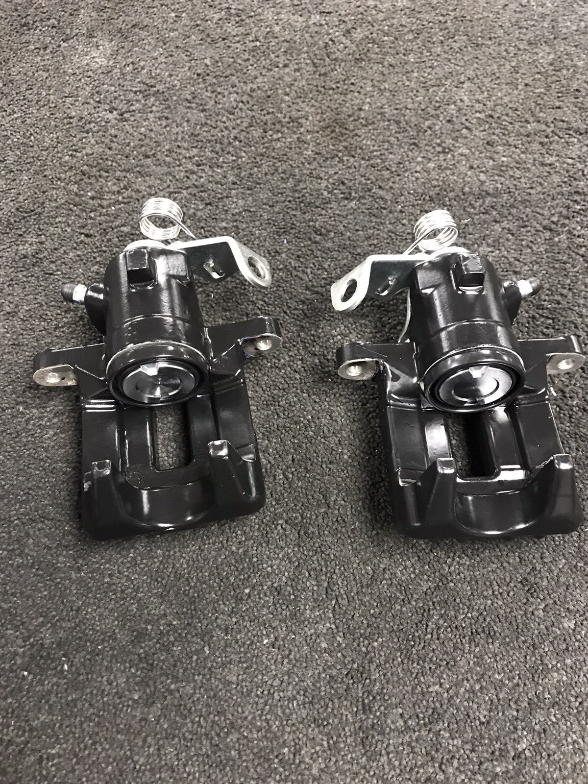 2 REAR BRAKE CALIPER BLACK VW Golf MK4 AUDI A3 TT SEAT SKODA 1998-05 SOLID DISC