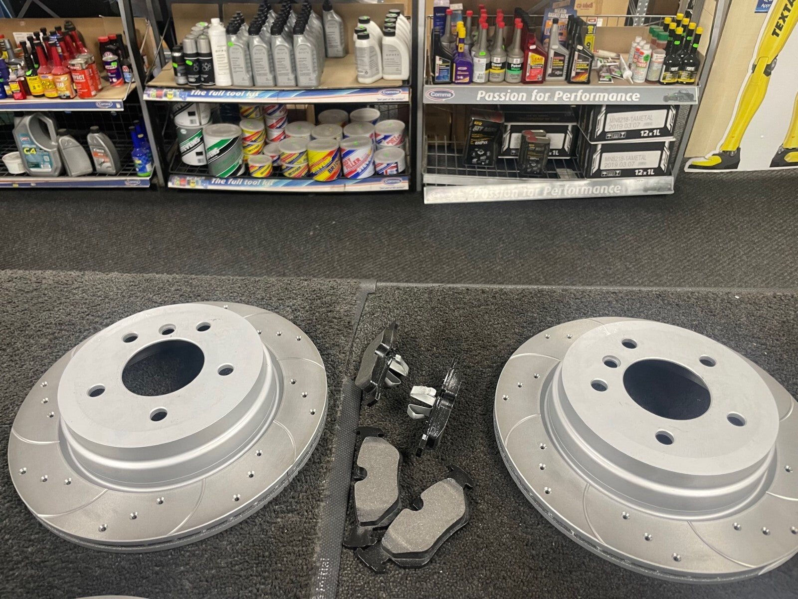 BMW 320D E91 TOURING BRAKE DISC DRILLED GROOVED MINTEX BRAKE PADS FRONT REAR