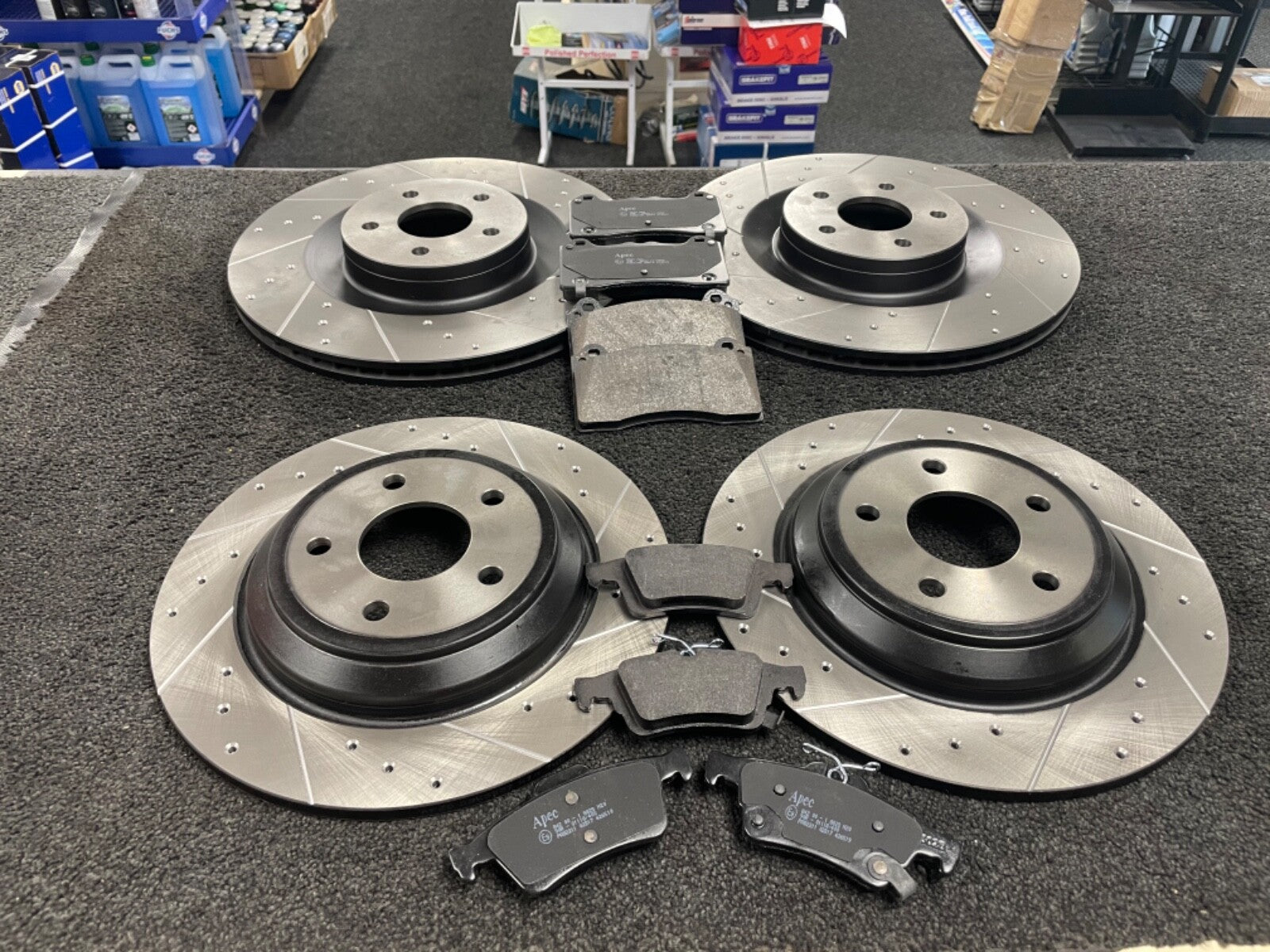 FOR FORD FOCUS 2.3ST MK4 BRAKE DISC CROSS DRILLED GROOVED BREMBO BRAKE PADS