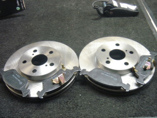 FOR TOYOTA AVENSIS BRAKE DISCS BRAKE PADS FRONT 1997 to oct 2000 