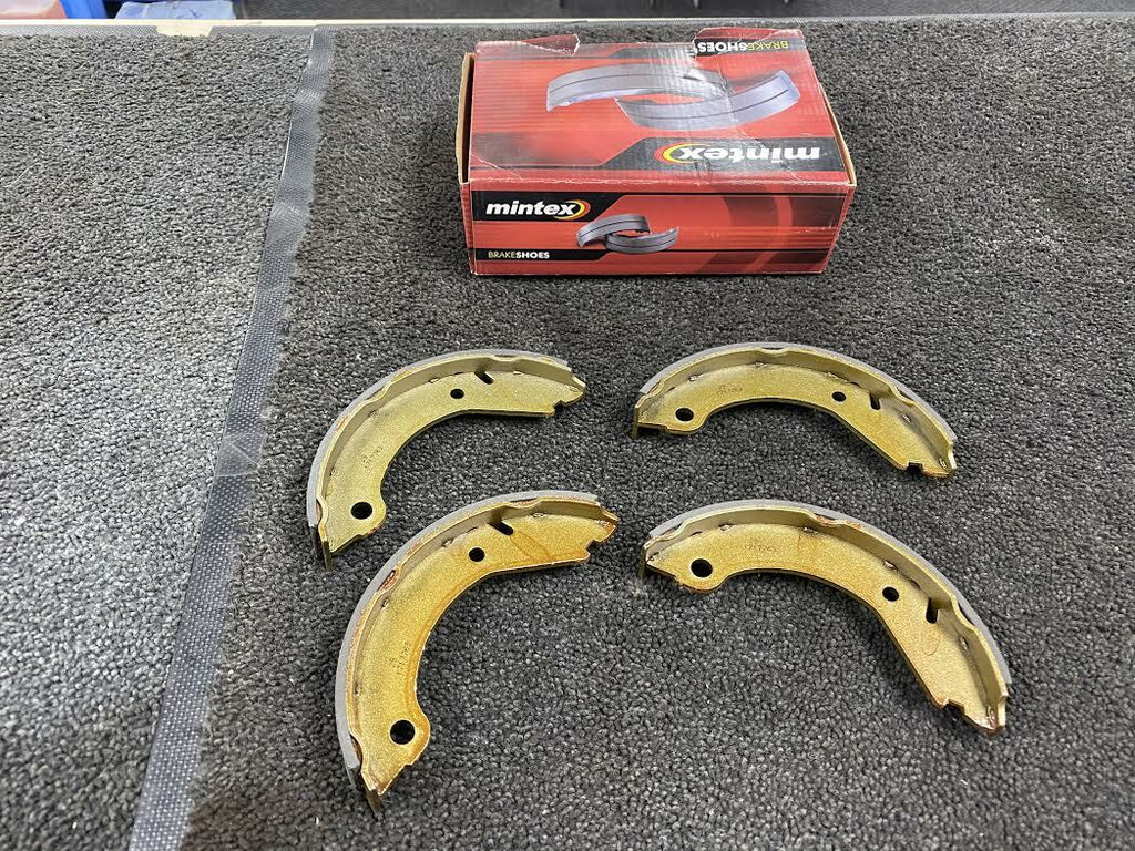 FOR VOLVO  240 - 260 SERIES ALL MODELS MINTEX BRAKE SHOES SET OF 4