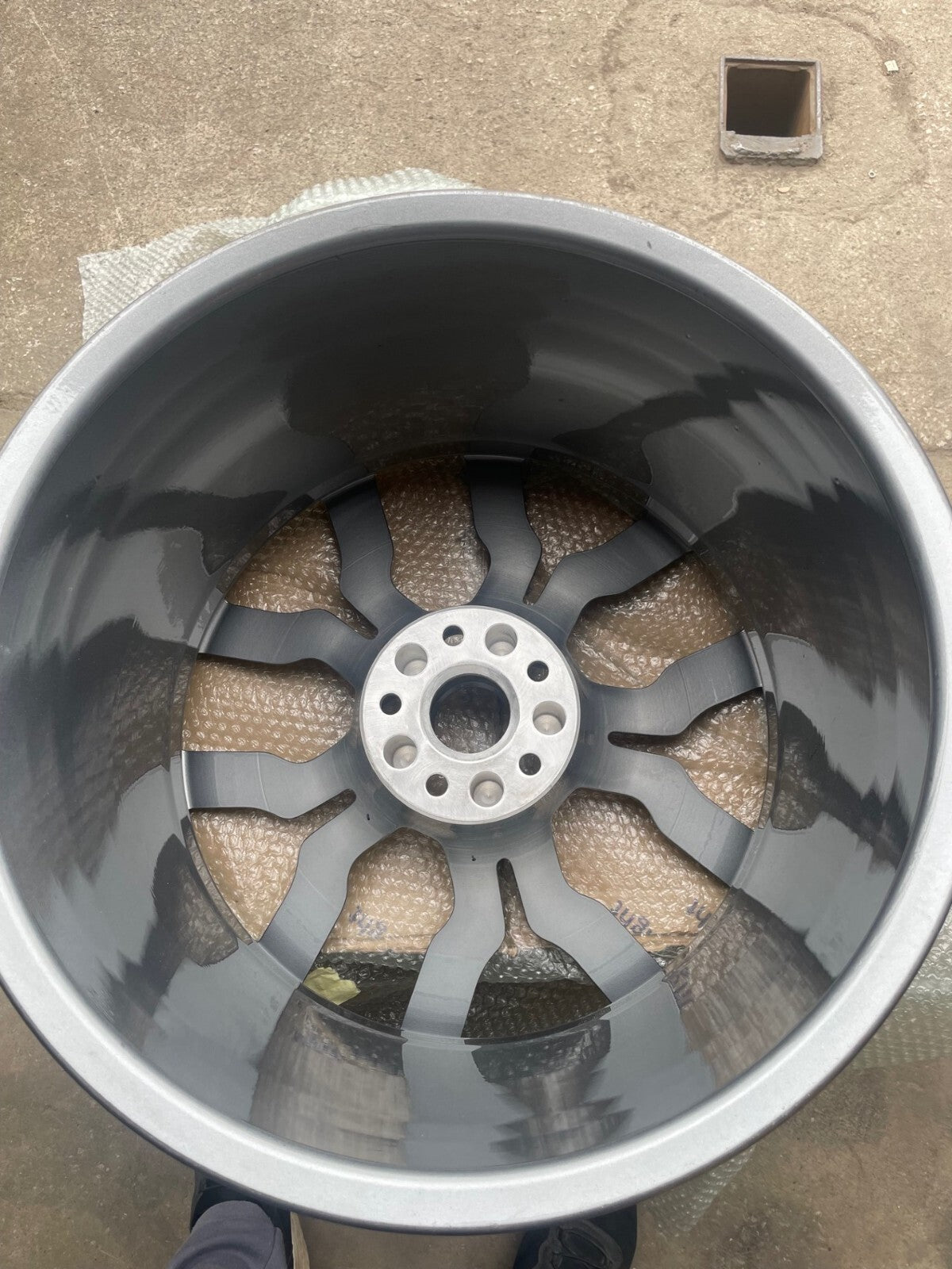 BRAND NEW GENUINE Audi R8 V10 19'' ALLOY WHEEL REAR BRAND NEW  420601025AN