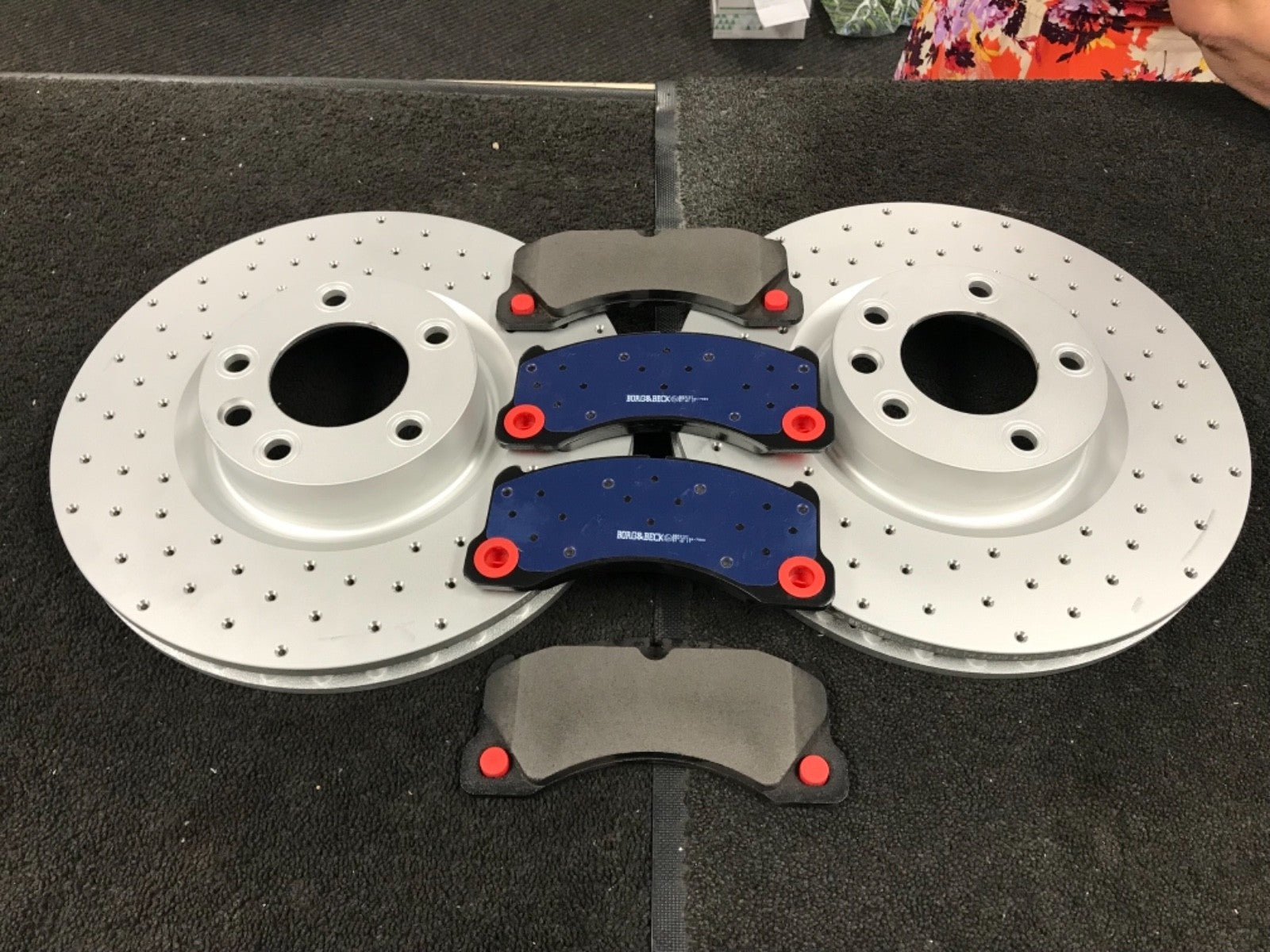 PORSCHE CAYENNE 4.8 TURBO S VW TOUAREG BRAKE DISC CROSS DRILLED FRONT 368 & PADS