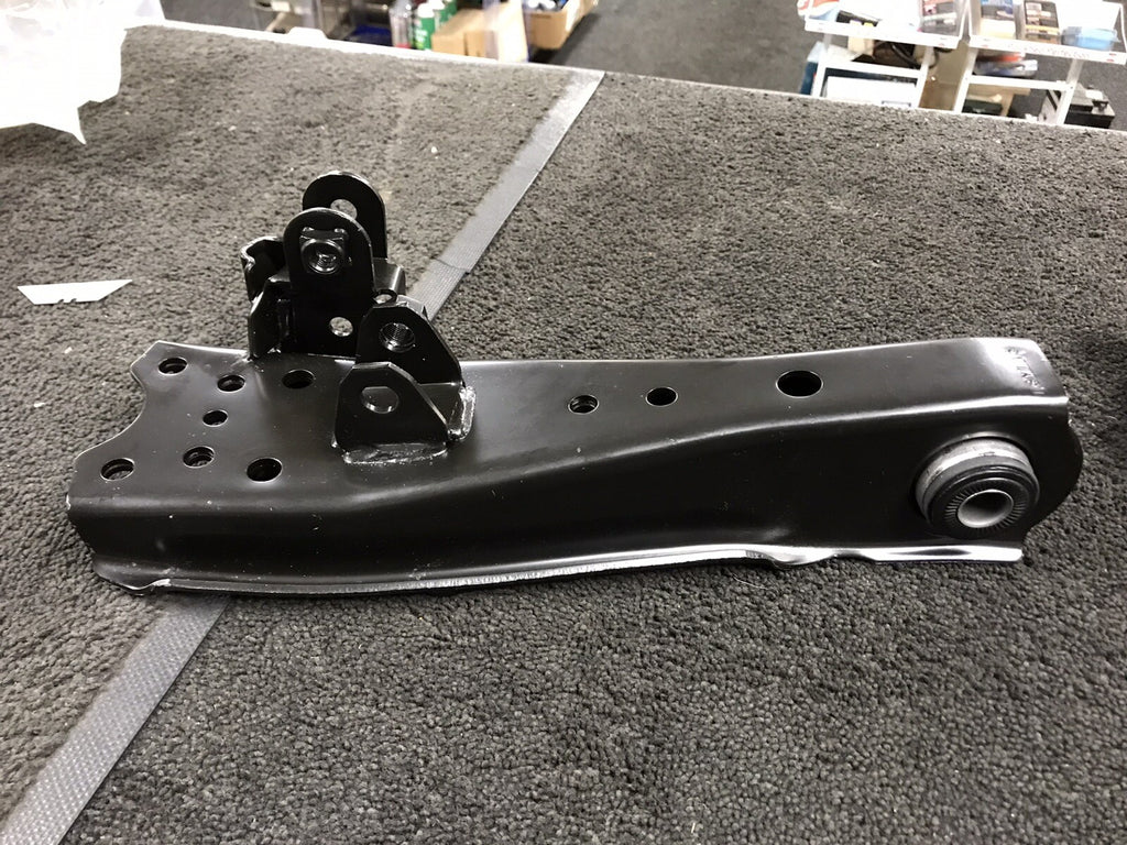 HIACE GRANVIA 2.7 2L 2LT 2RZE 2KD-FTV 95>  FRONT LOWER CONTROL WISHBONE ARM X 2