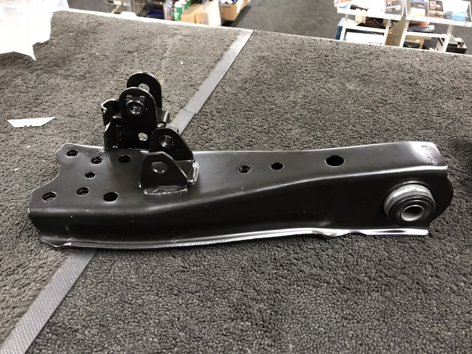 HIACE GRANVIA 2.7 2L 2LT 2RZE 2KD-FTV 95>  FRONT LOWER CONTROL WISHBONE ARM X 2