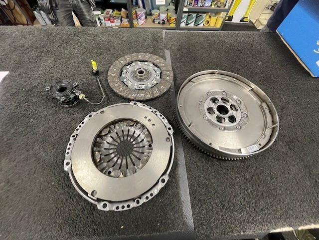 DUAL MASS FLYWHEEL CLUTCH KIT VAUXHALL INSIGNIA CDTi M32  55564746 55572637