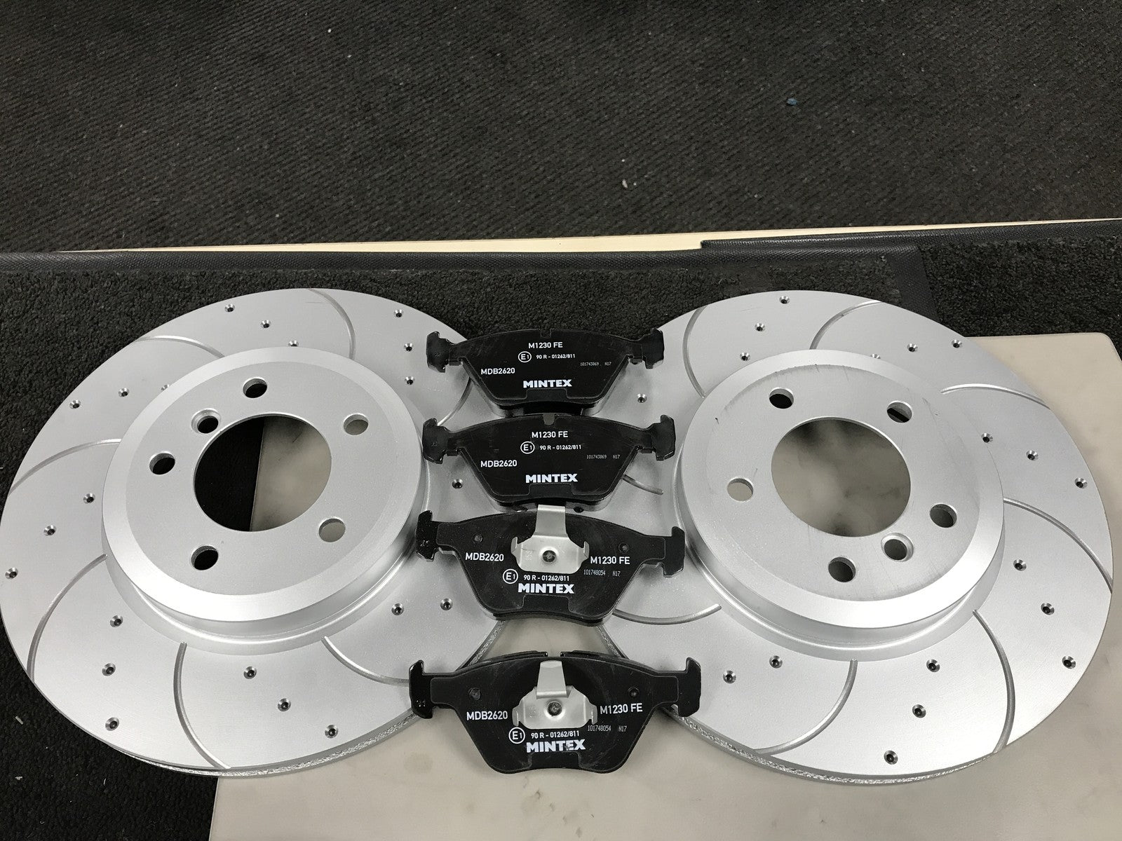 BMW 330D E46 FRONT BRAKE DISC DRILLED GROOVED BRAKE DISC BRAKE PAD FRONT