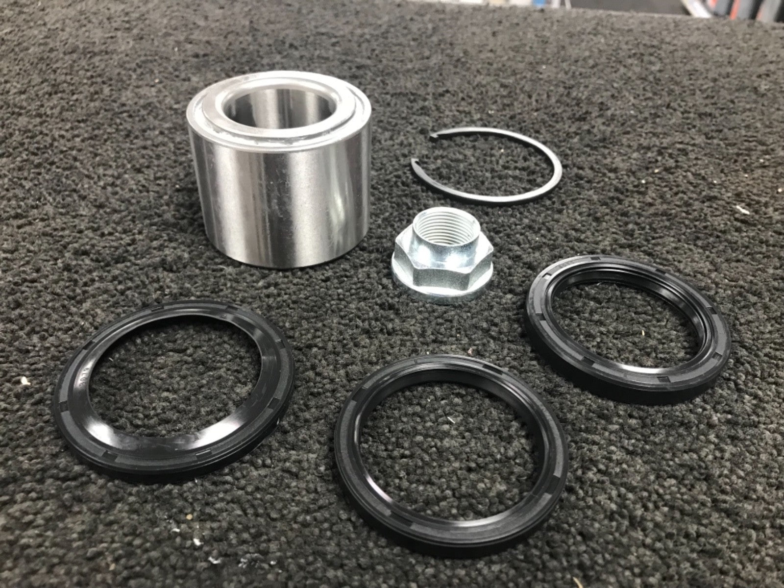 FOR SUBARU STI WR1  REAR WHEEL BEARING KIT NEW