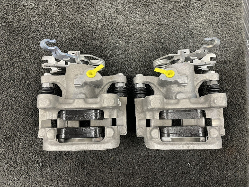 2 REAR BRAKE CALIPER COMPLETE ASSEMBLED CARRIER BRAKE PADS GENUINE VW CADDY MK4