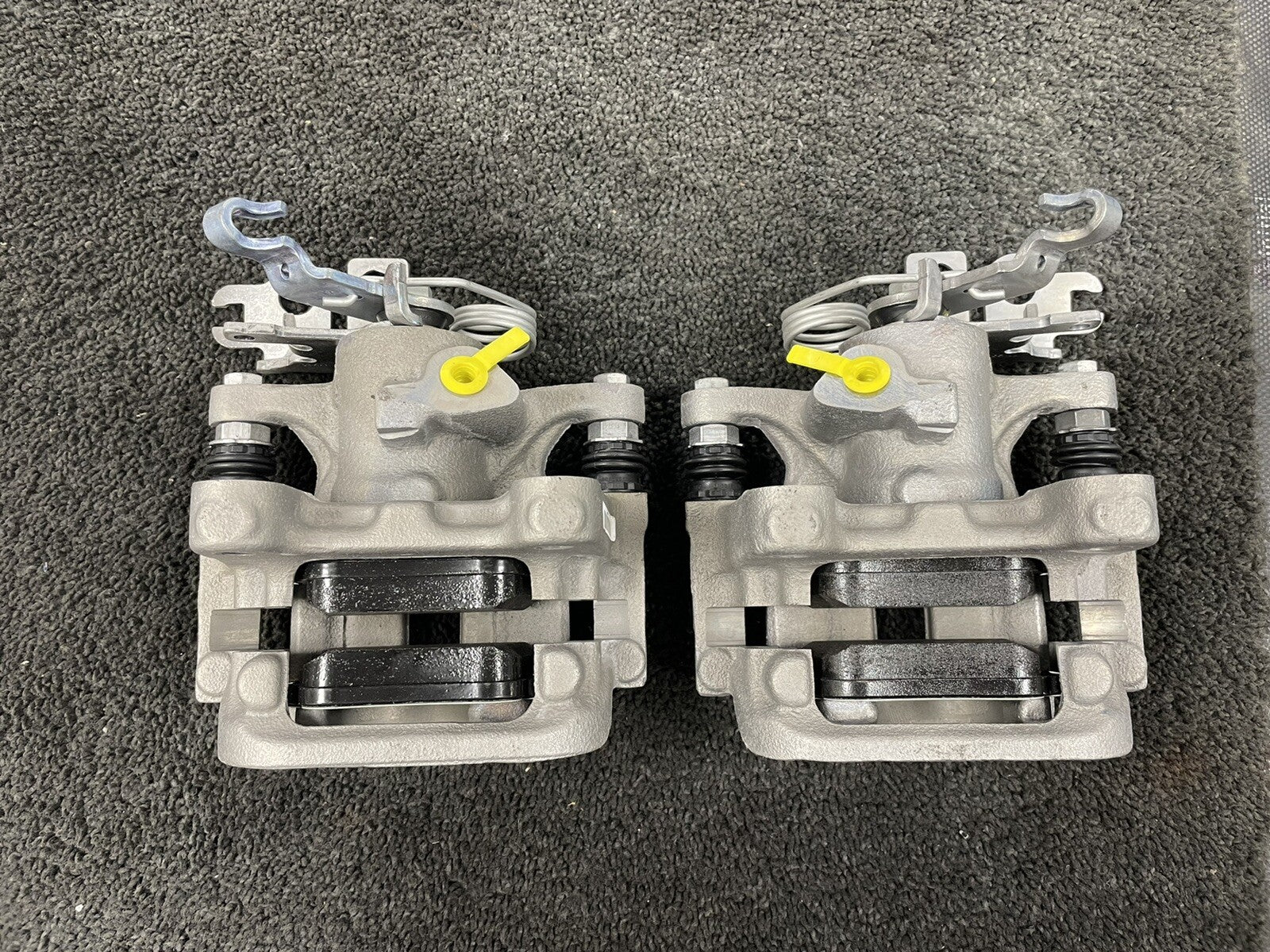 2 REAR BRAKE CALIPER COMPLETE ASSEMBLED CARRIER BRAKE PADS GENUINE VW CADDY MK4