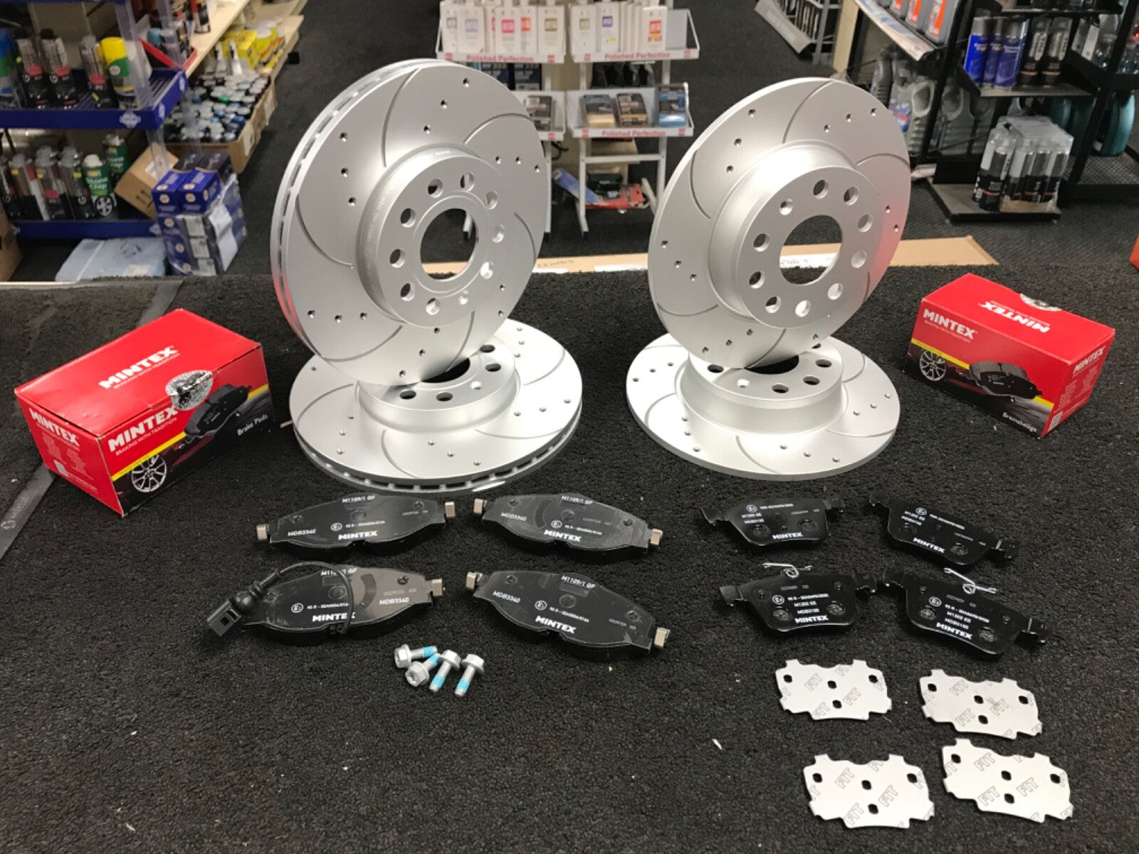 FOR TT VW GOLF MK7 2.0GTD BLUEMOTION BRAKE DISC CROSS DRILLED GROOVED BRAKE PADS