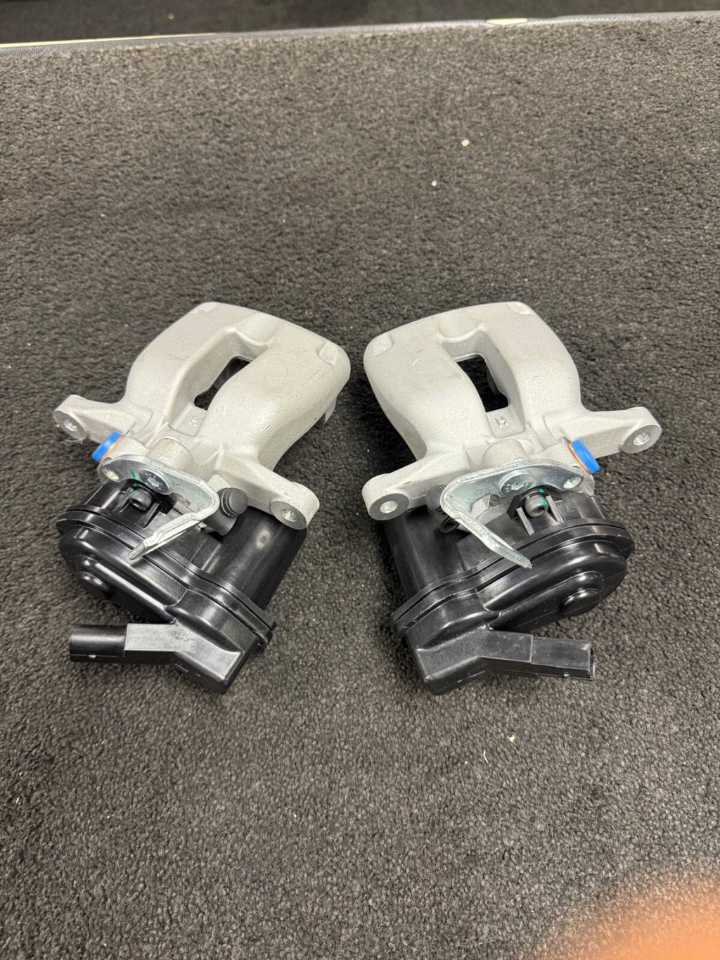 PASSAT B6 3C2 3C5 2005-12 2 REAR BRAKE CALIPER ELECTRIC MOTOR REAR BRAKE PAD