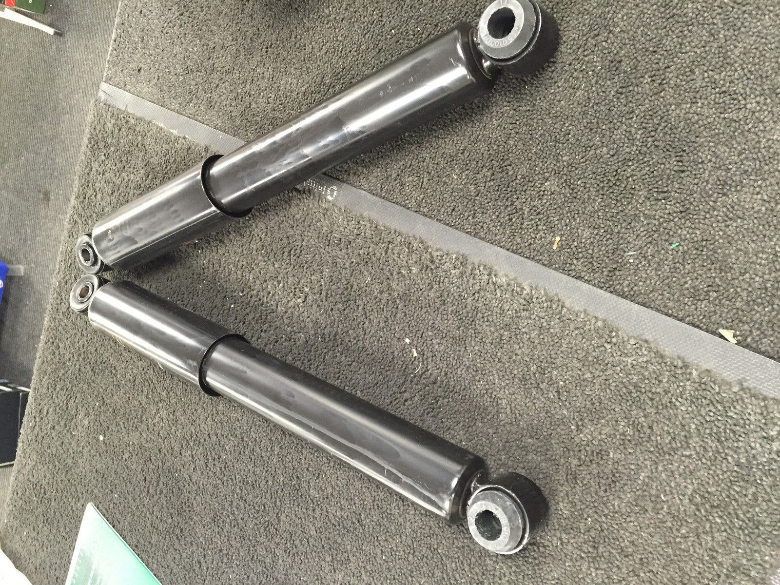 FOR ISUZU KING CAB PICKUP  2.8TD SHOCK ABSORBERS REAR