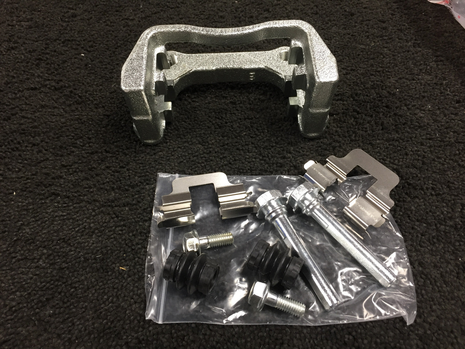 FOR VAUXHALL OPEL MK1 ZAFIRA A ASTRA G REAR CALIPER BRACKET CARRIER HANGER KIT