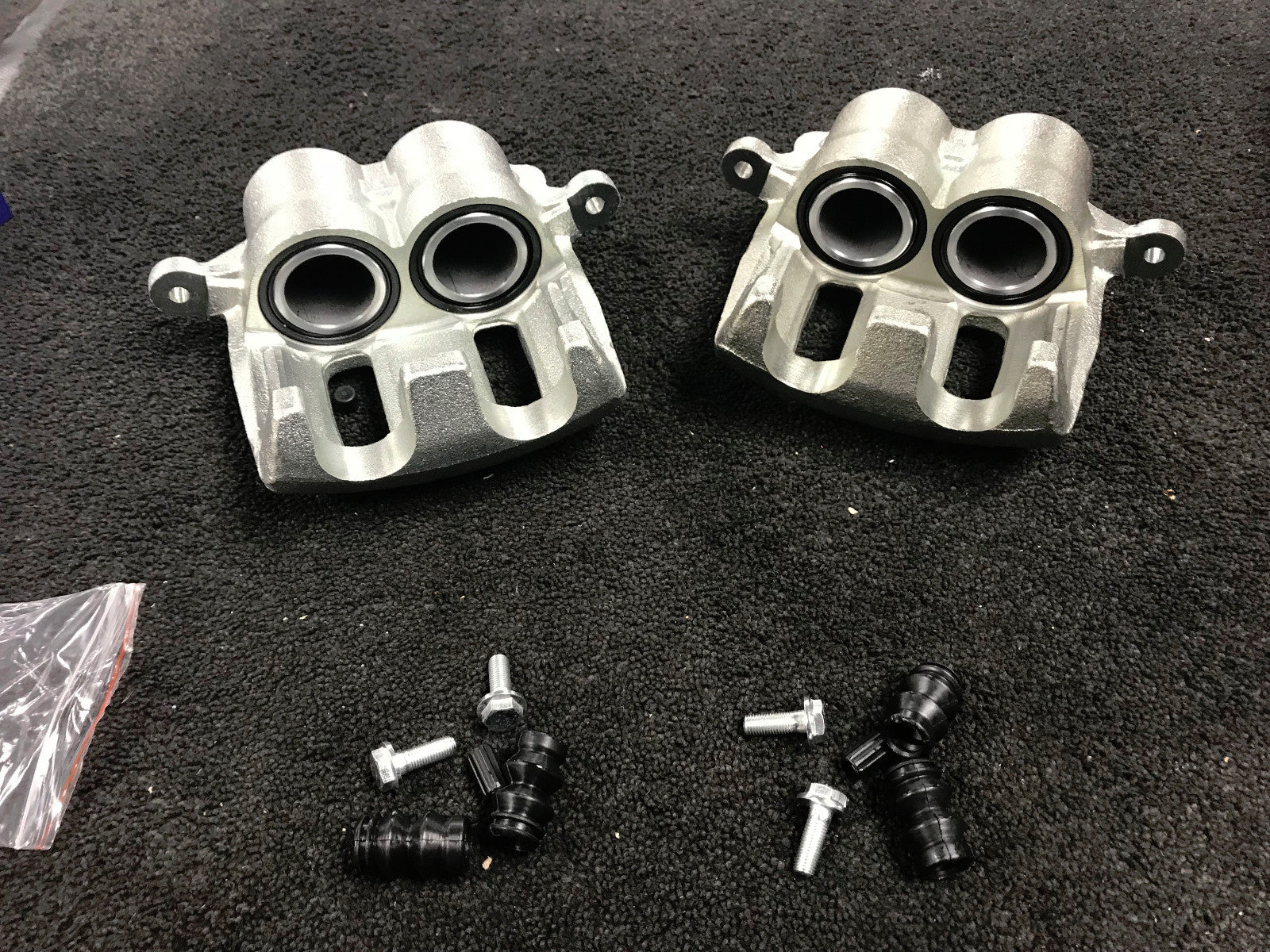 BRAKE CALIPER FRONT OS NS PAIR +SLIDER PIN FOR VITO 111CDI lLWB BOSCH SYSTEM