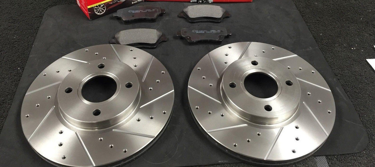 FORD FIESTA 1.6 ST BRAKE DISCS CROSS DRILLED FRONT MINTEX BRAKE PADS 258MM 