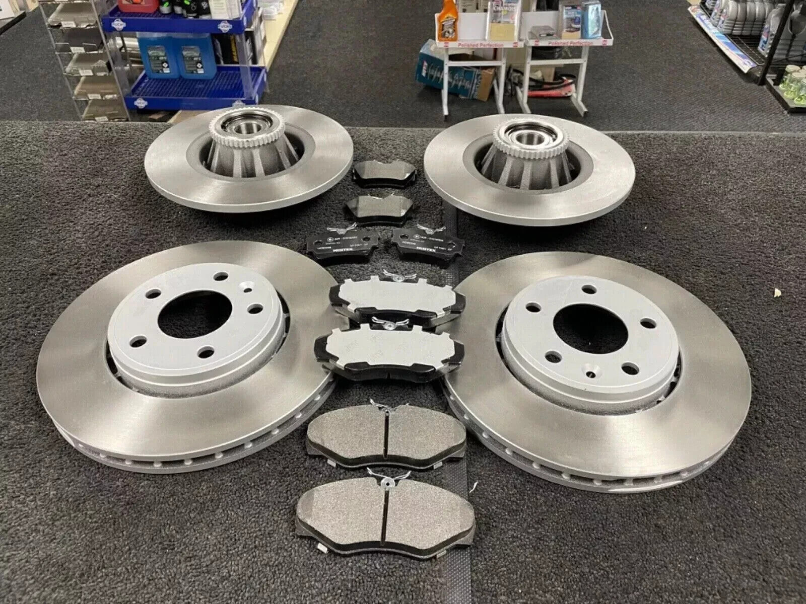 RENAULT TRAFIC BRAKE DISCS BRAKE PADS FRONT  & REAR  FULL SET WITH BEARING