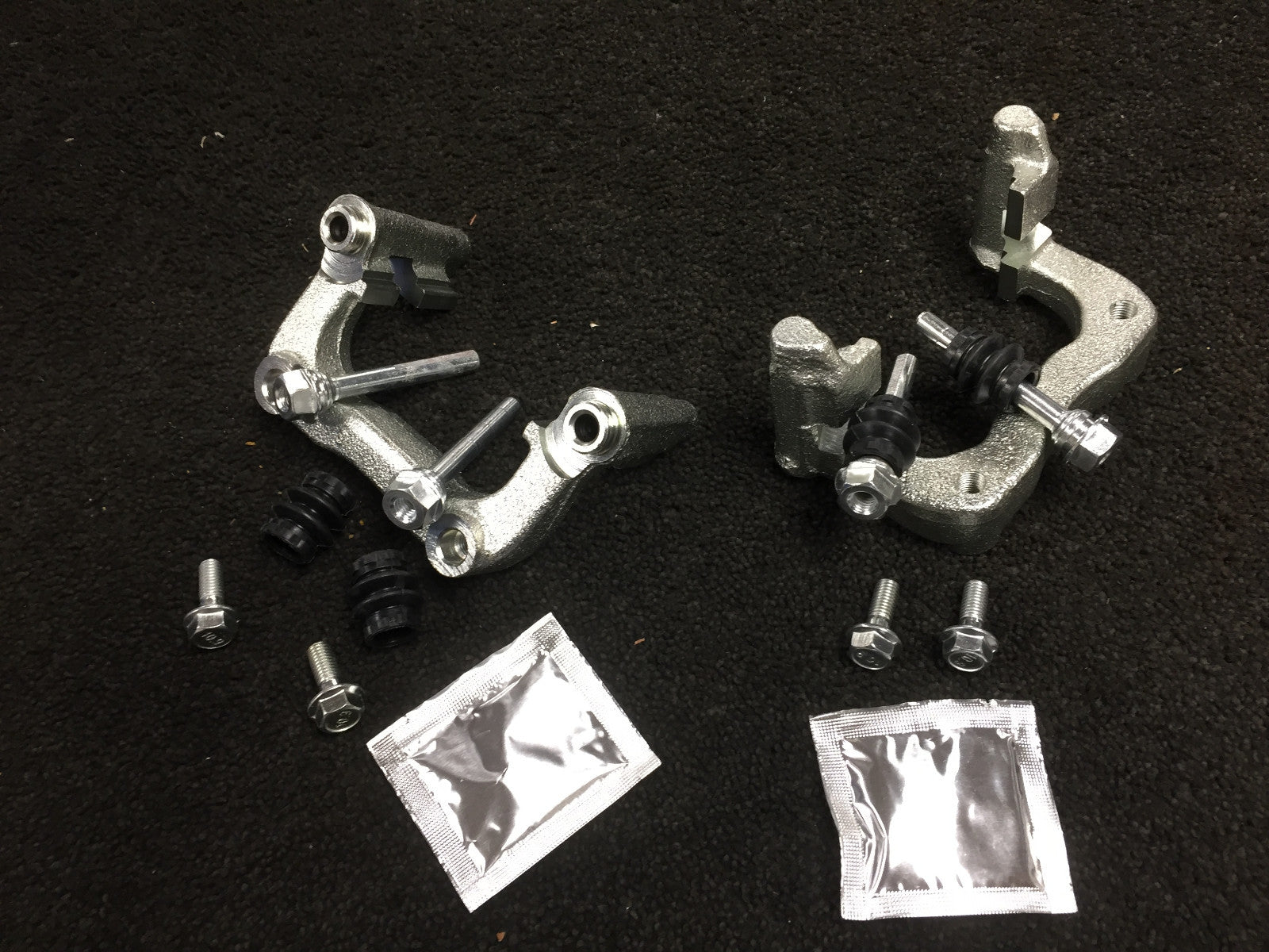 2 REAR BRAKE CALIPER BRACKET SLIDER KIT FOR PEUGEOT 1007 2008 207 208 307 308